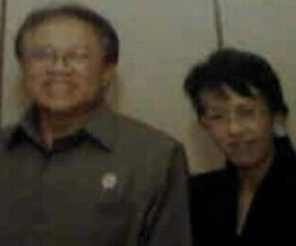 Bunda Putri Berfoto dengan Dipo Alam. "Saya Tidak Kenal"